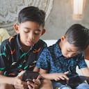 niños escuala adicta a la tecnología digital. Familia en casa usando teléfonos inteligentes. Mamá, papá e hijos obsesionados con los dispositivos que abusan de las redes sociales, juegan o miran videos