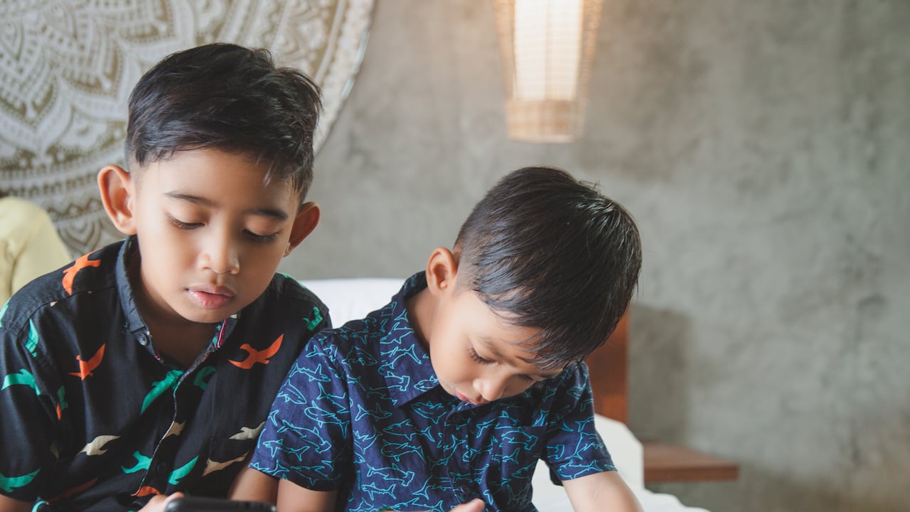 El gobernador de Utha, Estados Unidos, Spencer Cox, sancionó dos leyes en el que se restringe el uso de las redes sociales por parte de los menores de edad, que deberán contar con el permiso de sus padres.