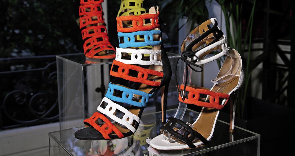 El ‘truco’, confiesa Edgardo, consiste en ofrecer un calzado tan cómodo como un guante, a la medida y con tacones de 10 centímetros. 