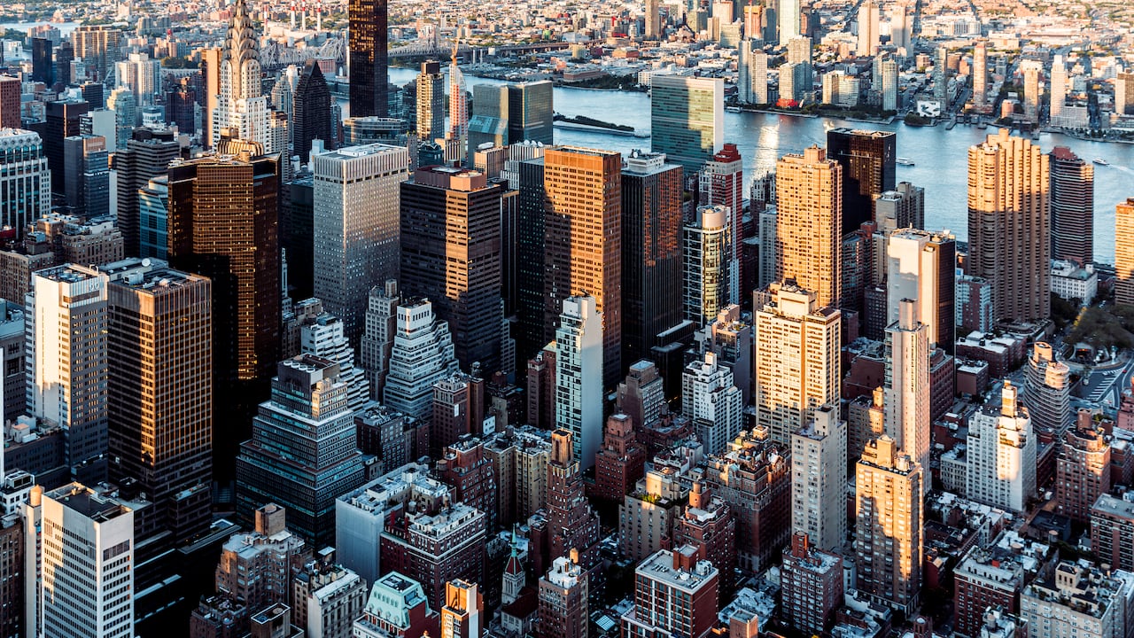 Nueva York cuenta con cerca de 300 rascacielos que superan los 150 metros de altura y alrededor de 6.400 edificios de más de 100 metros.