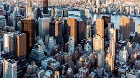 Nueva York cuenta con cerca de 300 rascacielos que superan los 150 metros de altura y alrededor de 6.400 edificios de más de 100 metros.