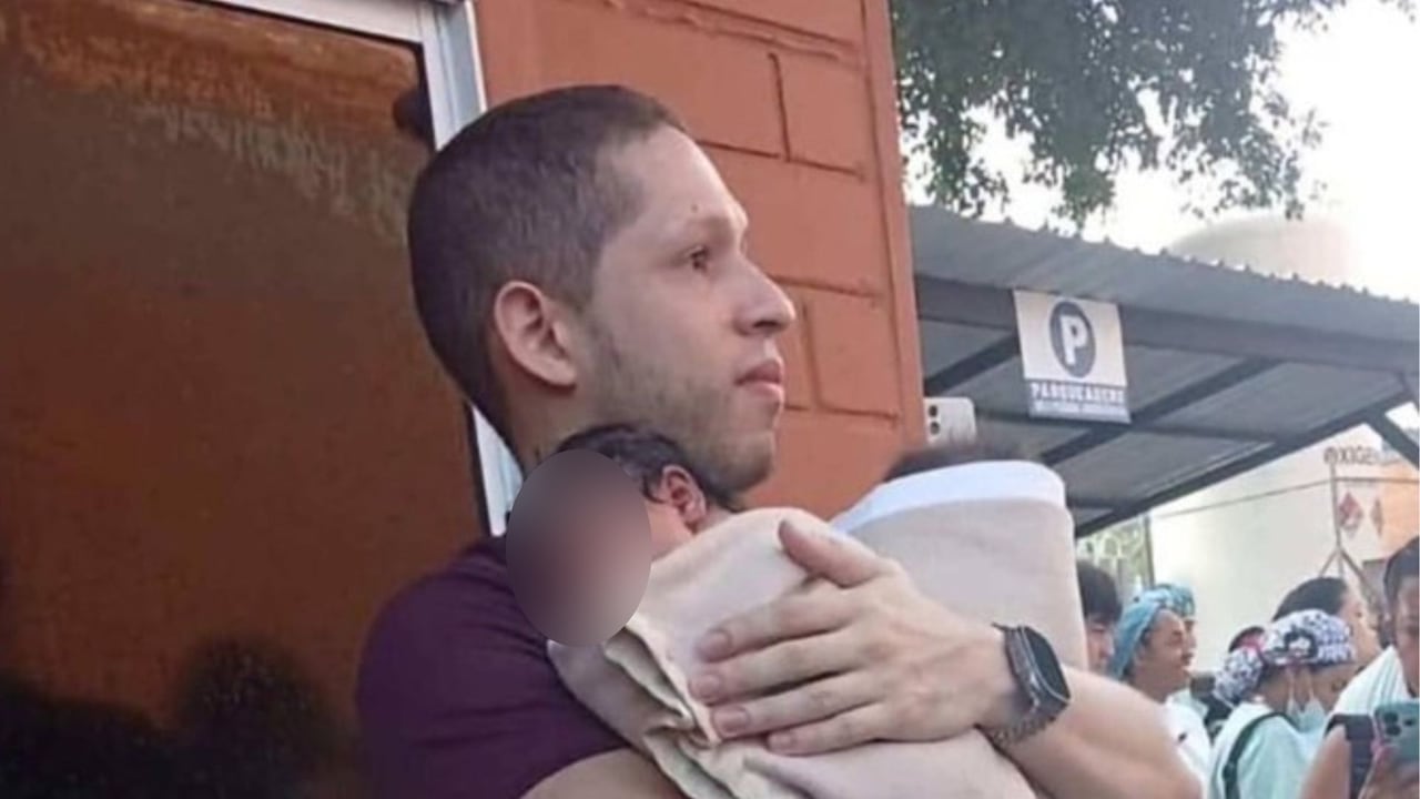El pediatra Germán Somoyar carga a uno de los recién nacidos evacuados de la Clínica Panamericana de Apartadó durante el terremoto que sacudió a Colombia.