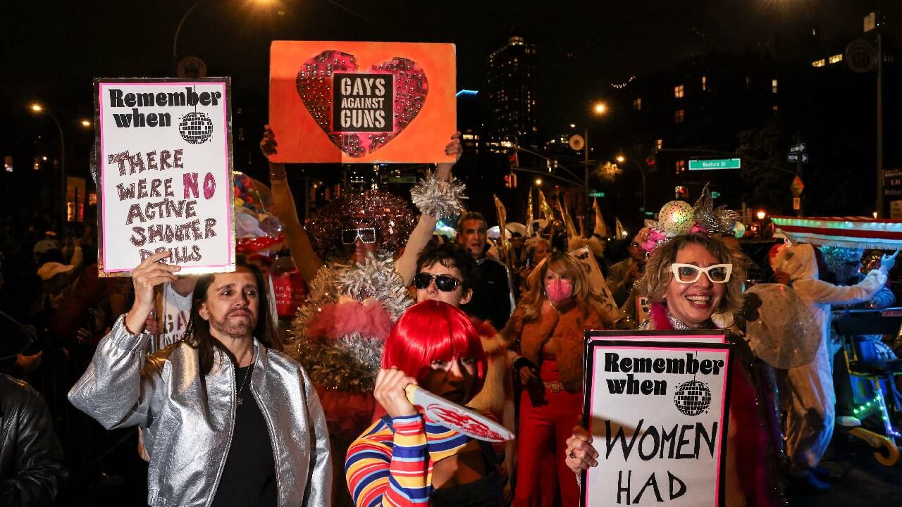 La gente asiste al 50º Desfile Anual de Halloween de Nueva York en Nueva York.