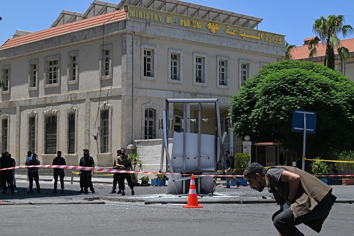 Personal de seguridad monta guardia cerca del Hotel Four Seasons tras dos explosiones ocurridas en Damasco el 7 de julio de 2026.