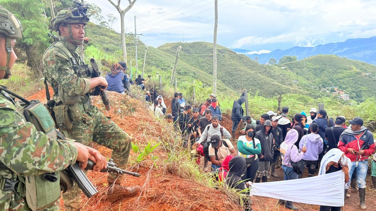 Denuncian asonada contra el Ejército en Jamundí, Valle.