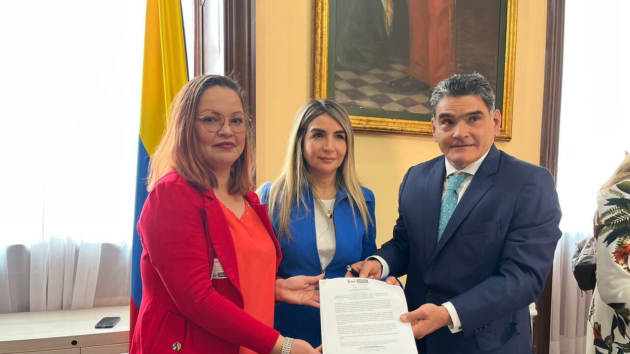 El proyecto de ley 'Gabriel Esteban' fue radicado en el Congreso con la presencia de la madre del menor. Consuelo Rodríguez (izquierda), Nadia Blel (centro), secretario del Senado Gregorio Eljach (derecha).