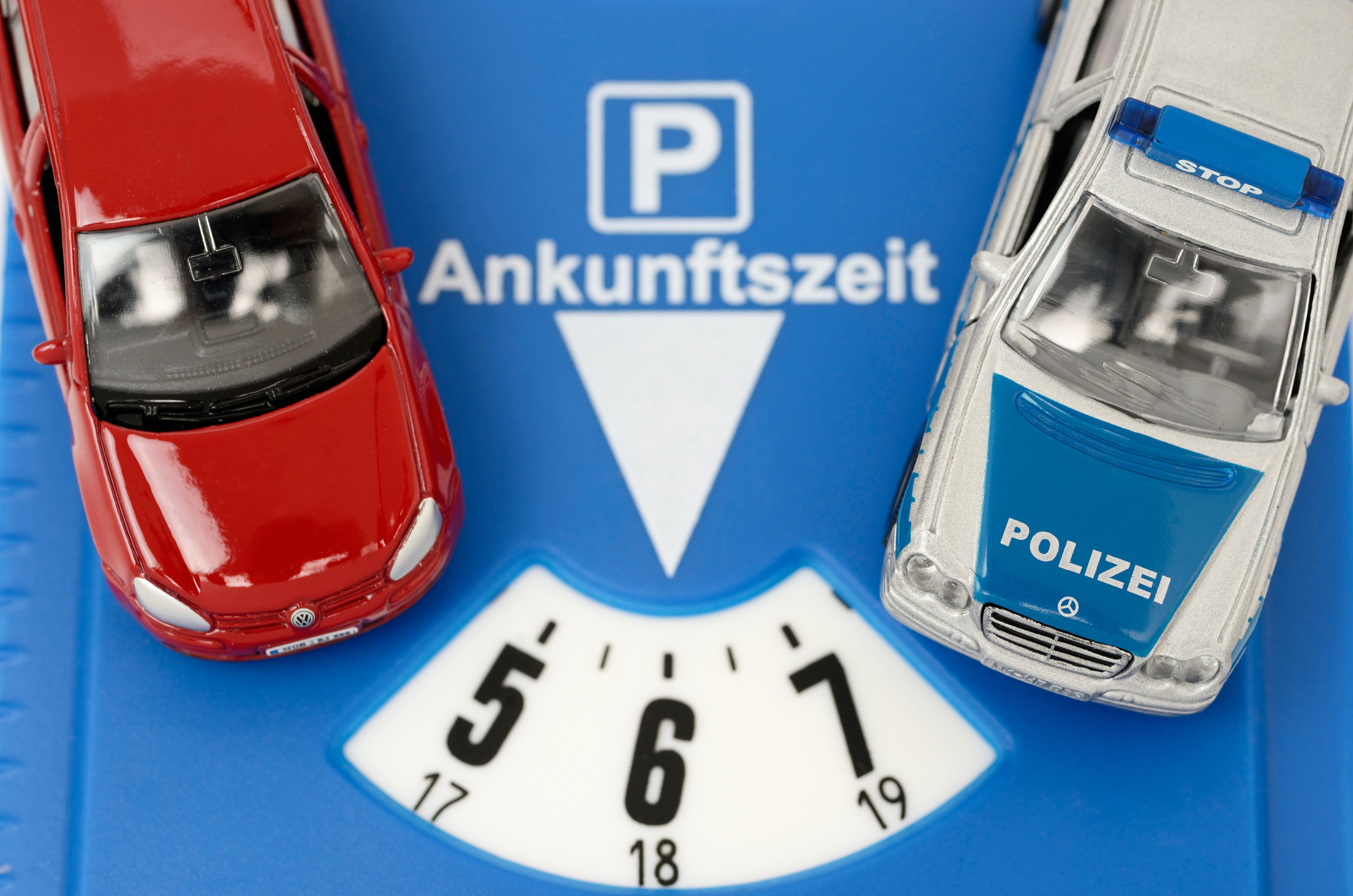 En Alemania, el disco de parqueo o Parkscheibe es clave para poder disfrutar la gratuidad del estacionamiento en calle.