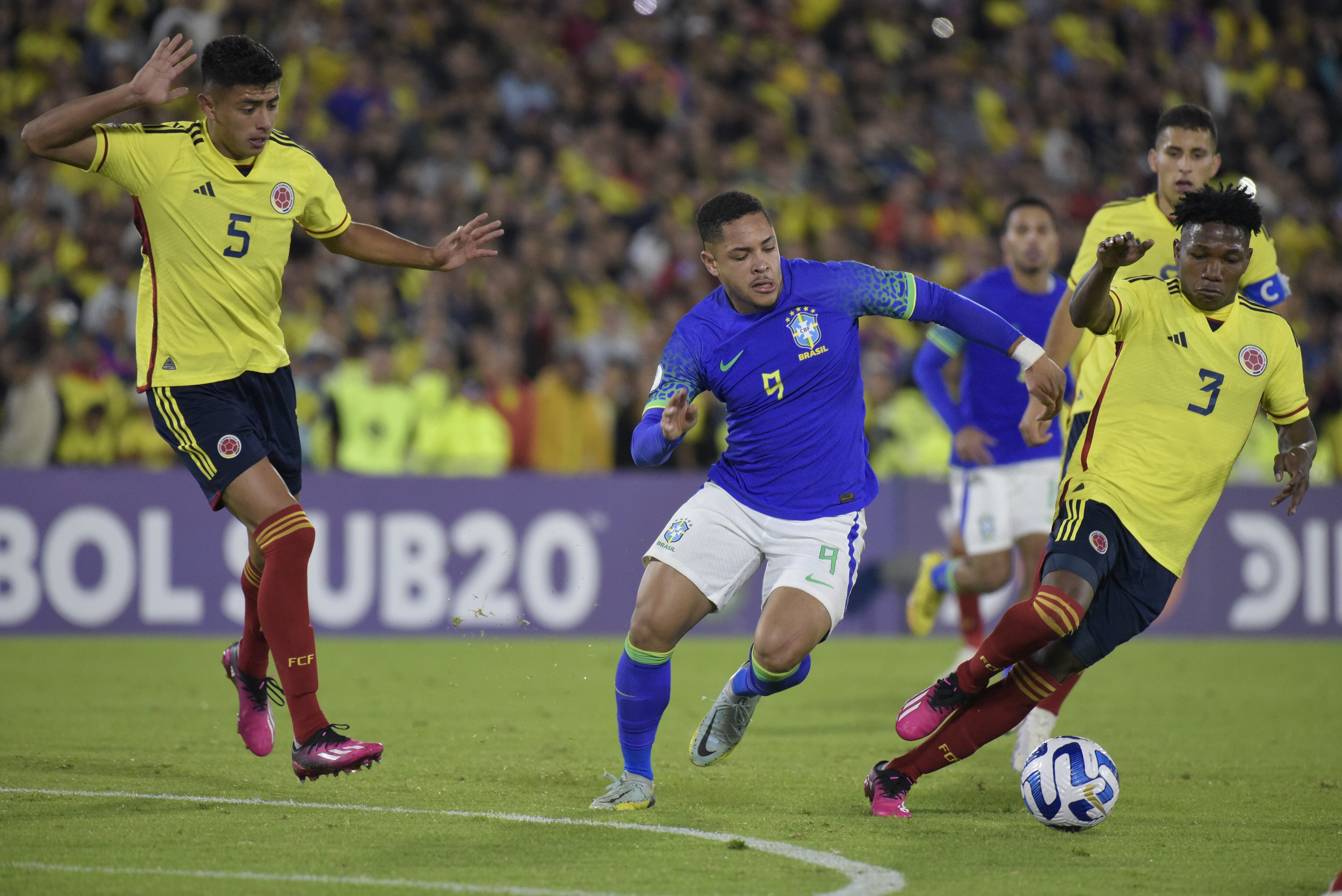 BOGOTA, COLOMBIA - FEBRUARY 09: Edier Ocampo of Colombia fights for the ball with Vitor Roque of Brazil during a South American U20 Championship match between Colombia and Brazil at Estadio El Campín on February 09, 2023 in Bogota, Colombia. (Photo by Guillermo Legaria Schweizer/Getty Images)