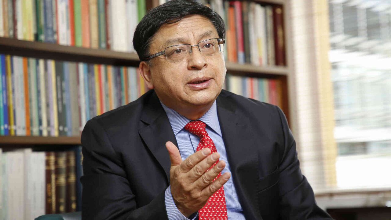 Cuando los árbitros intentaban una carrera contra el tiempo para proferir el laudo, Ibáñez denunció a través de este medio de comunicación cómo se instaló en frente de su oficina un operación de seguimientos e interceptaciones a sus líneas telefónicas.