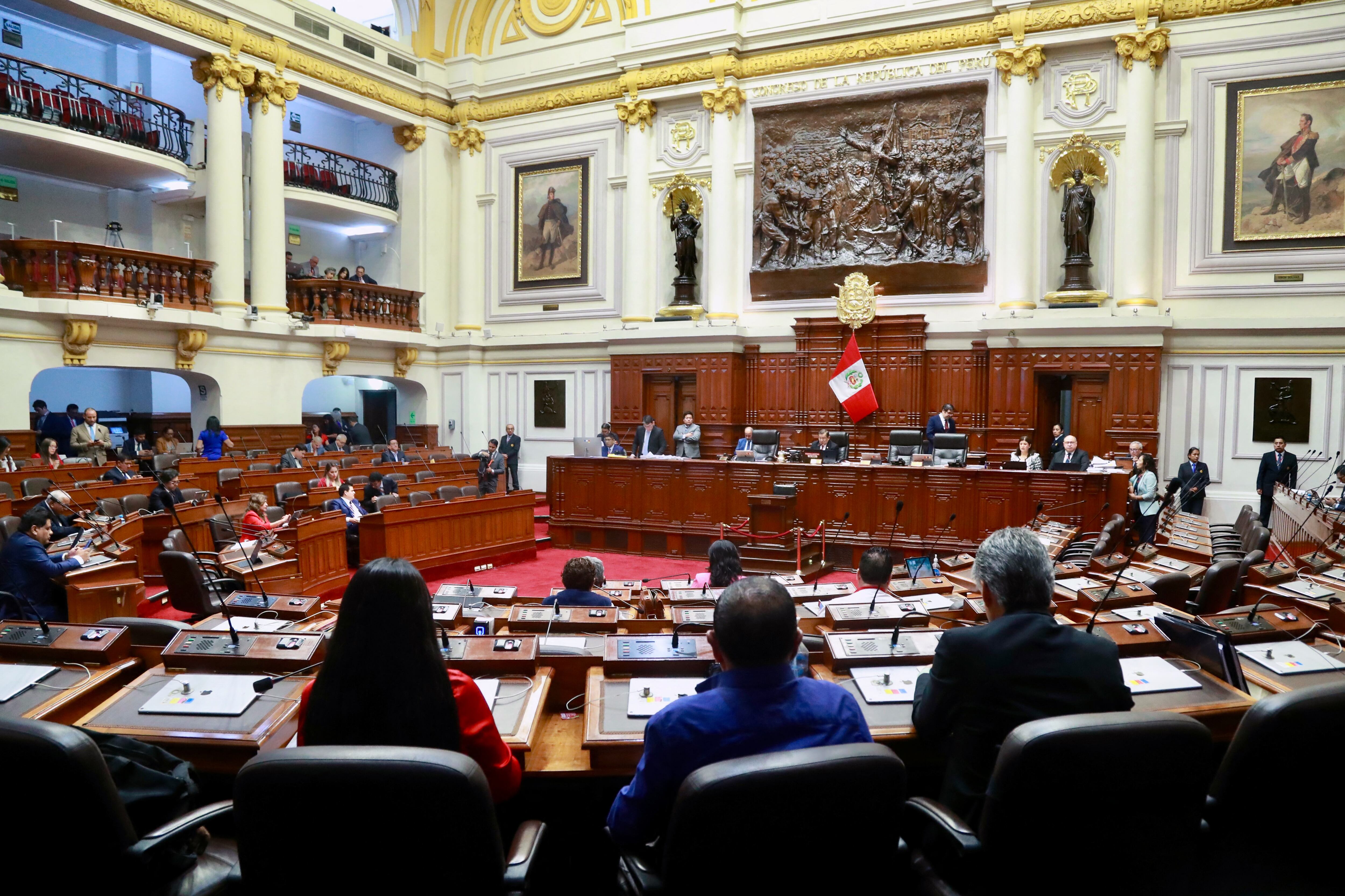 Esta fotografía difundida por el Congreso peruano muestra una vista general de una sesión plenaria en la que los miembros debaten una moción de censura contra el Ministro del Interior de Perú, Juan José Santivañez, en Lima el 21 de marzo de 2025. (Photo by Ernesto ARIAS / Peruvian Congress / AFP) / RESTRICTED TO EDITORIAL USE - MANDATORY CREDIT "AFP PHOTO / PERUVIAN CONGRESS / ERNESTO ARIAS" - NO MARKETING NO ADVERTISING CAMPAIGNS - DISTRIBUTED AS A SERVICE TO CLIENTS