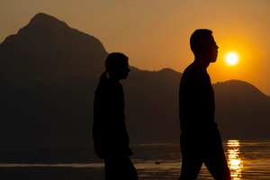 La silueta de un hombre y una mujer contra el cielo lleno de humo en Britannia Beach, Columbia Británica, el viernes 2 de octubre de 2020 Foto: Jonathan Hayward / The Canadian Press vía AP