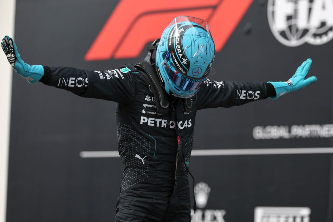 George Russell de Gran Bretaña celebra su pole position en el parque feme durante la clasificación antes del Gran Premio de F1 de Canadá.