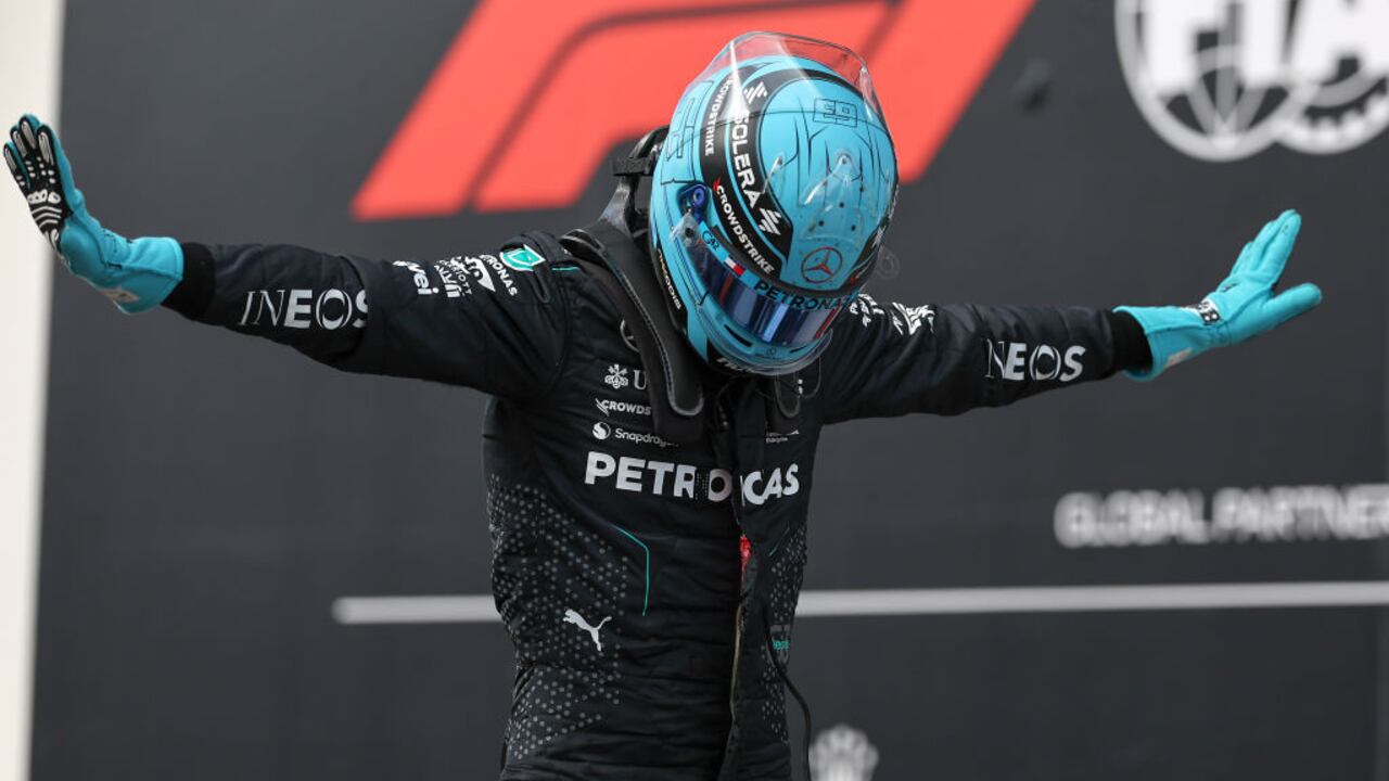 George Russell de Gran Bretaña celebra su pole position en el parque feme durante la clasificación antes del Gran Premio de F1 de Canadá.