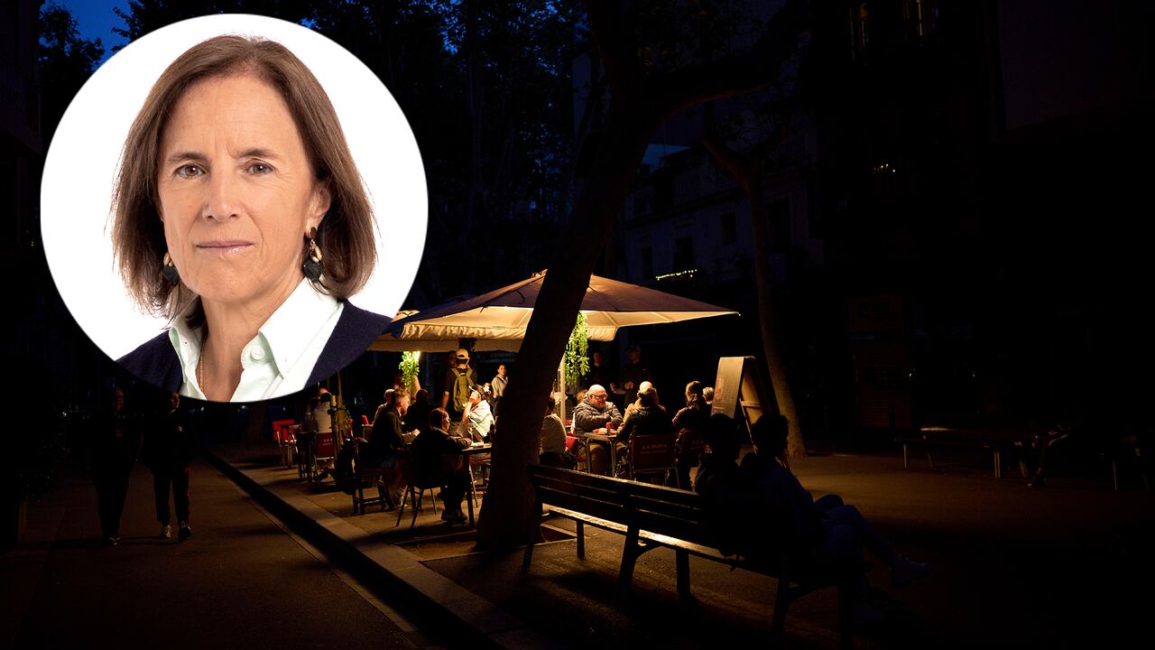 Customers dine in a restaurant illuminated by a generator during a blackout in Barcelona, Spain, Monday, April 28, 2025. (AP Photo/Emilio Morenatti)