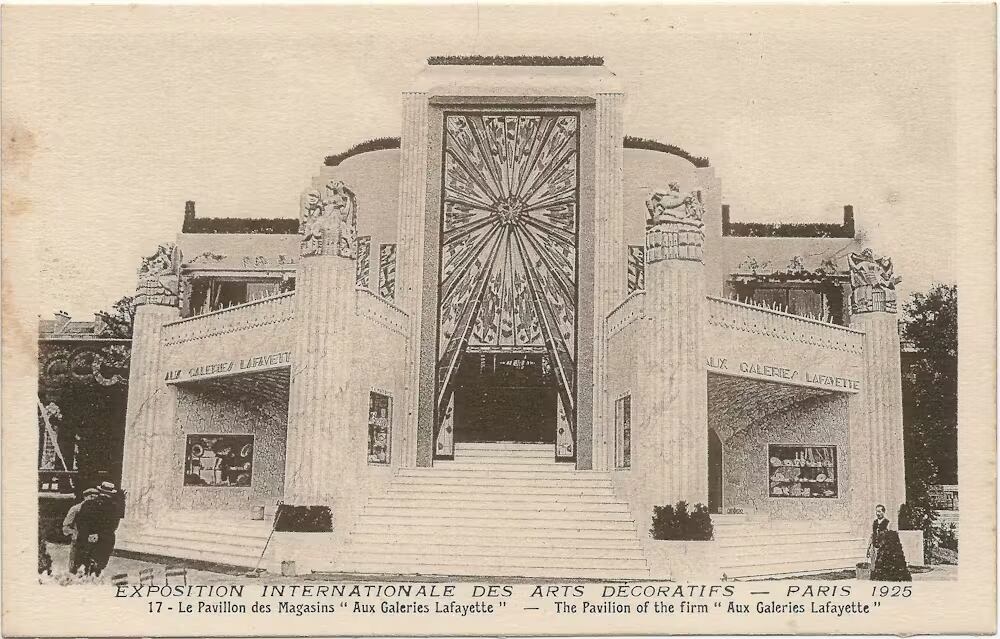 Postal que reproduce el pabellón creado por las Galerías Lafayette. Wikimedia Commons