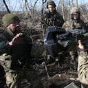 Soldados de las fuerzas militares ucranianas en primera línea con separatistas respaldados por Rusia cerca de la aldea de Novognativka, región de Donetsk, examinan un misil guiado antitanque portátil sueco-británico NLAW que fue transferido a las unidades como parte de la asistencia técnico-militar británica, el 21 de febrero de 2022.
Anatolii STEPANOV / AFP