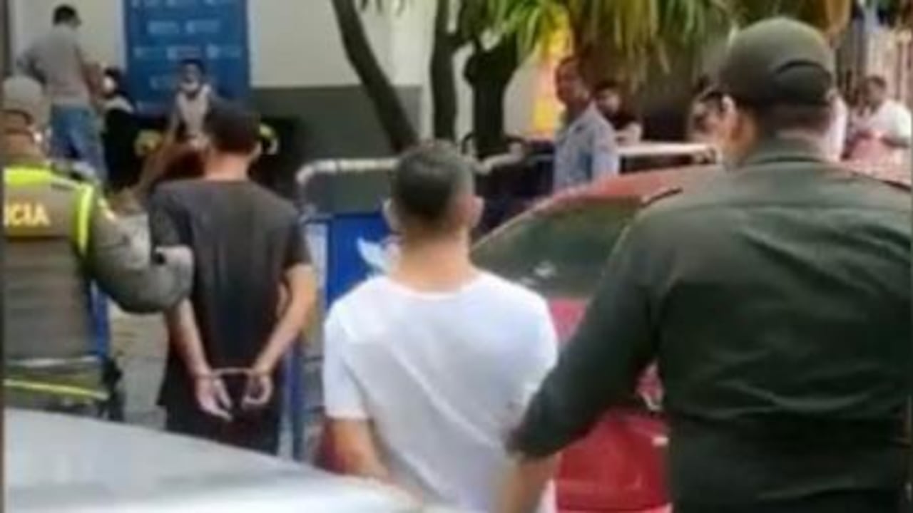 Dos hombres fueron capturados tras presuntamente disparar a un local de comercio.