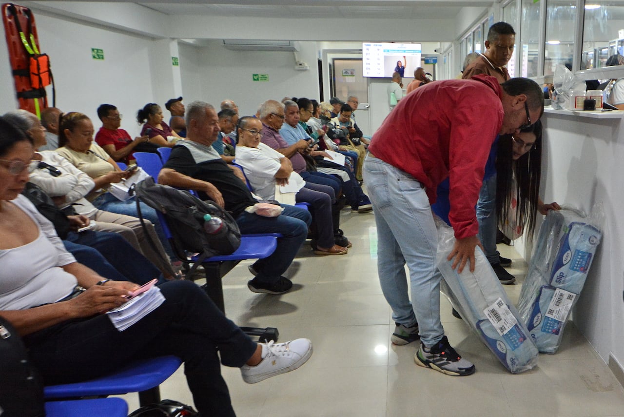 Desde este viernes, 28 de marzo, los usuarios de la Nueva EPS podran reclamar sus medicinas en el nuevo dispensario de Disfarma en el barrio Tequendama. Foto Jorge Orozco.