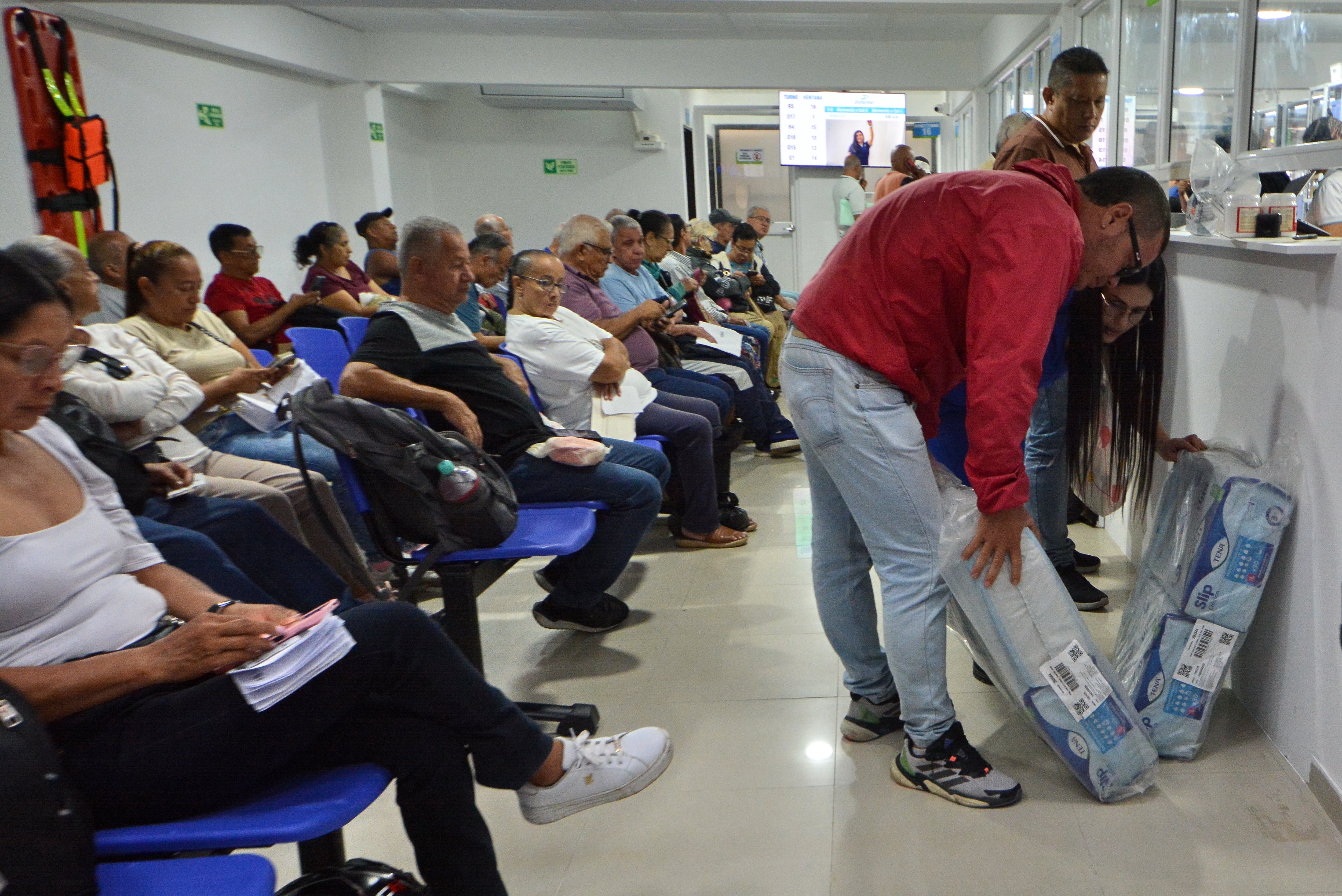 Desde este viernes, 28 de marzo, los usuarios de la Nueva EPS podran reclamar sus medicinas en el nuevo dispensario de Disfarma en el barrio Tequendama. Foto Jorge Orozco.