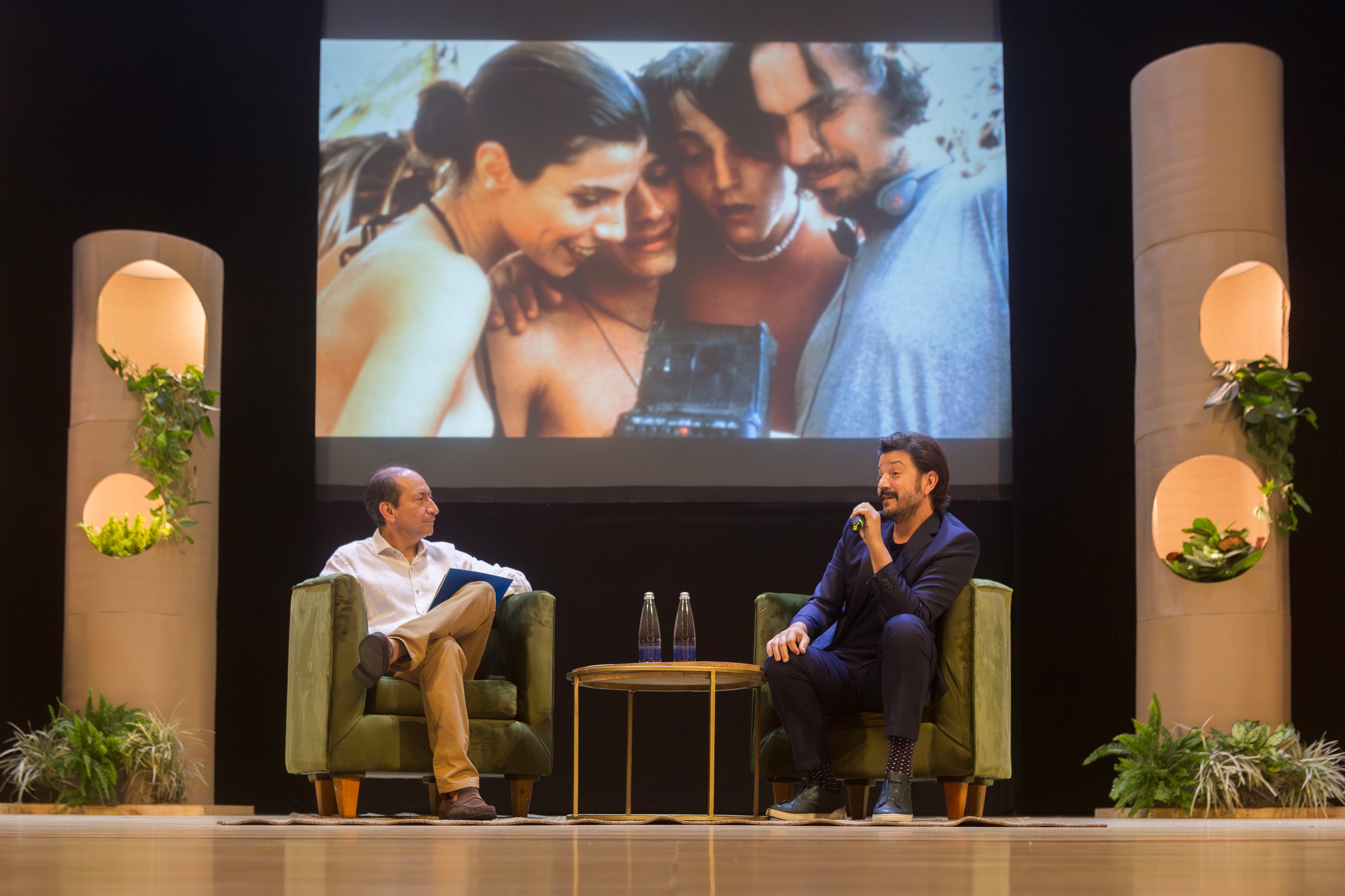 Diego Luna y Andrés Mompotes durante la apertura del Hay Festival 2026