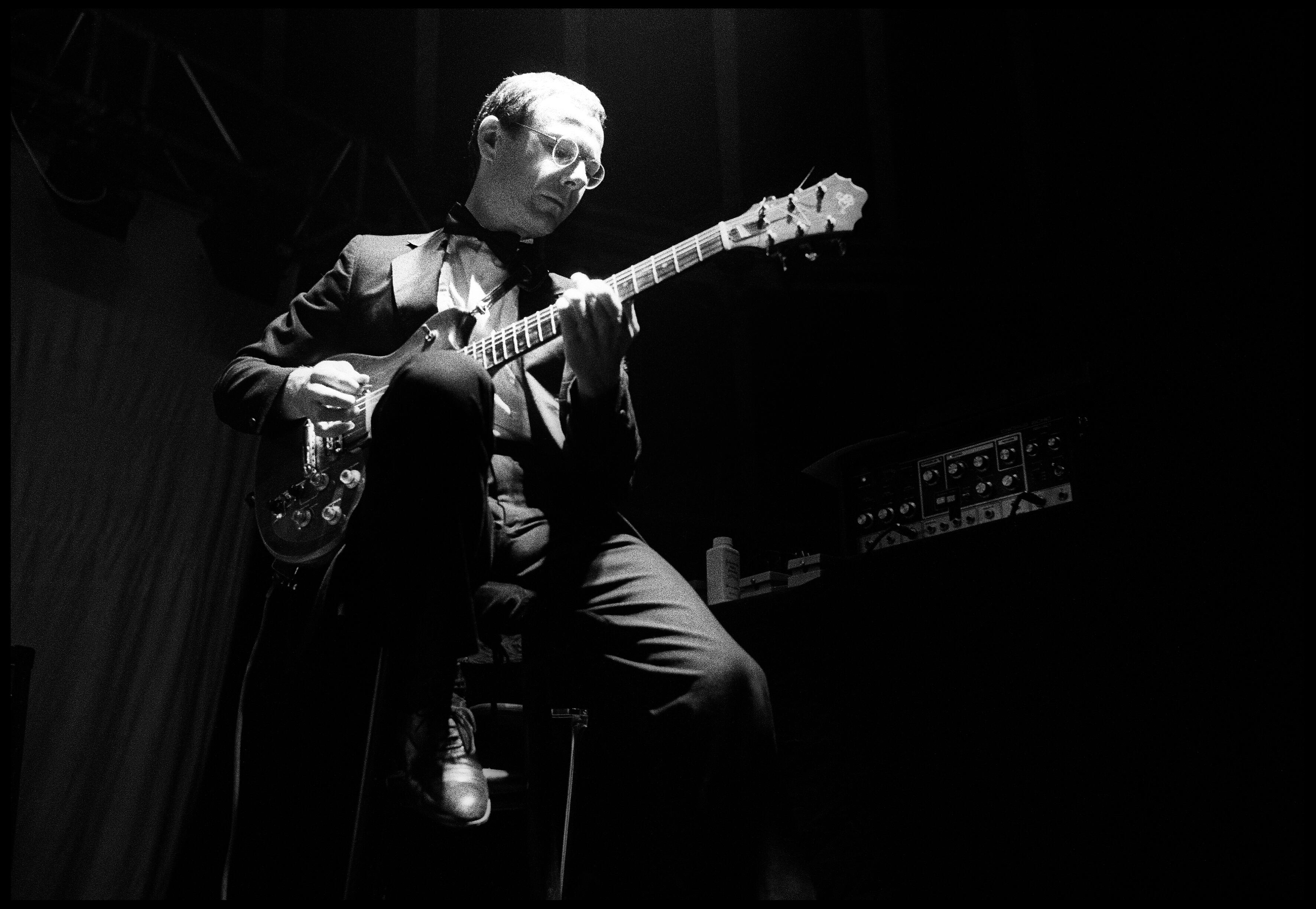 Robert Fripp, el cerebro creador de King Crimson en sus tantas etapas notables, toca en el Tent, Olympisch Stadion, de Ámsterdam,  en1982. Foto: Rob Verhorst/Redferns.