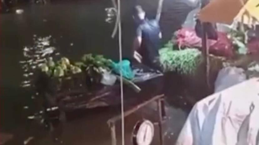 Zona del mercado de granos en el centro de Barranquilla inundada tras las lluvias de esta madrugada.