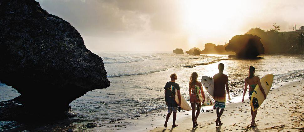 Se puede tomar como ejemplo algunas iniciativas de asociaciones hoteleras que ofrecen terapia en línea y apoyo a los huéspedes, hasta aerolíneas que ofrecen fitness a bordo. 