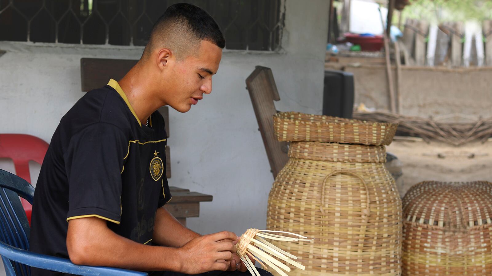 Jairo Molina, de Galapa (Atlántico) tiene habilidad para hacer artesanías, pero no quiere dedicarse a ese oficio.