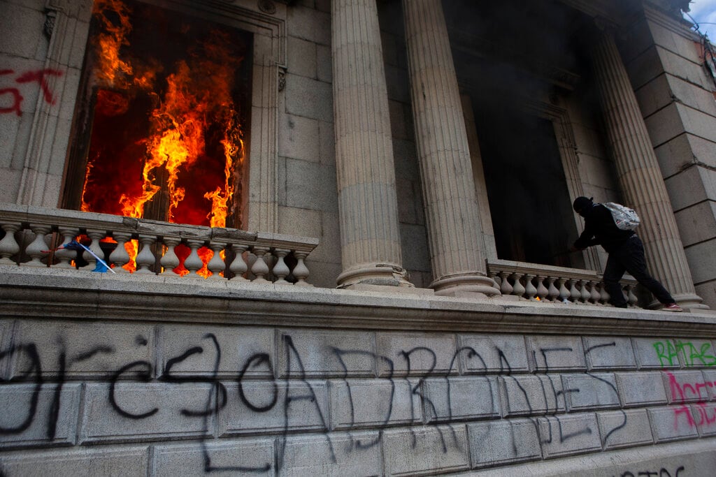 Manifestantes incendian sede del Congreso de Guatemala (AP Photo/Oliver De Ros)