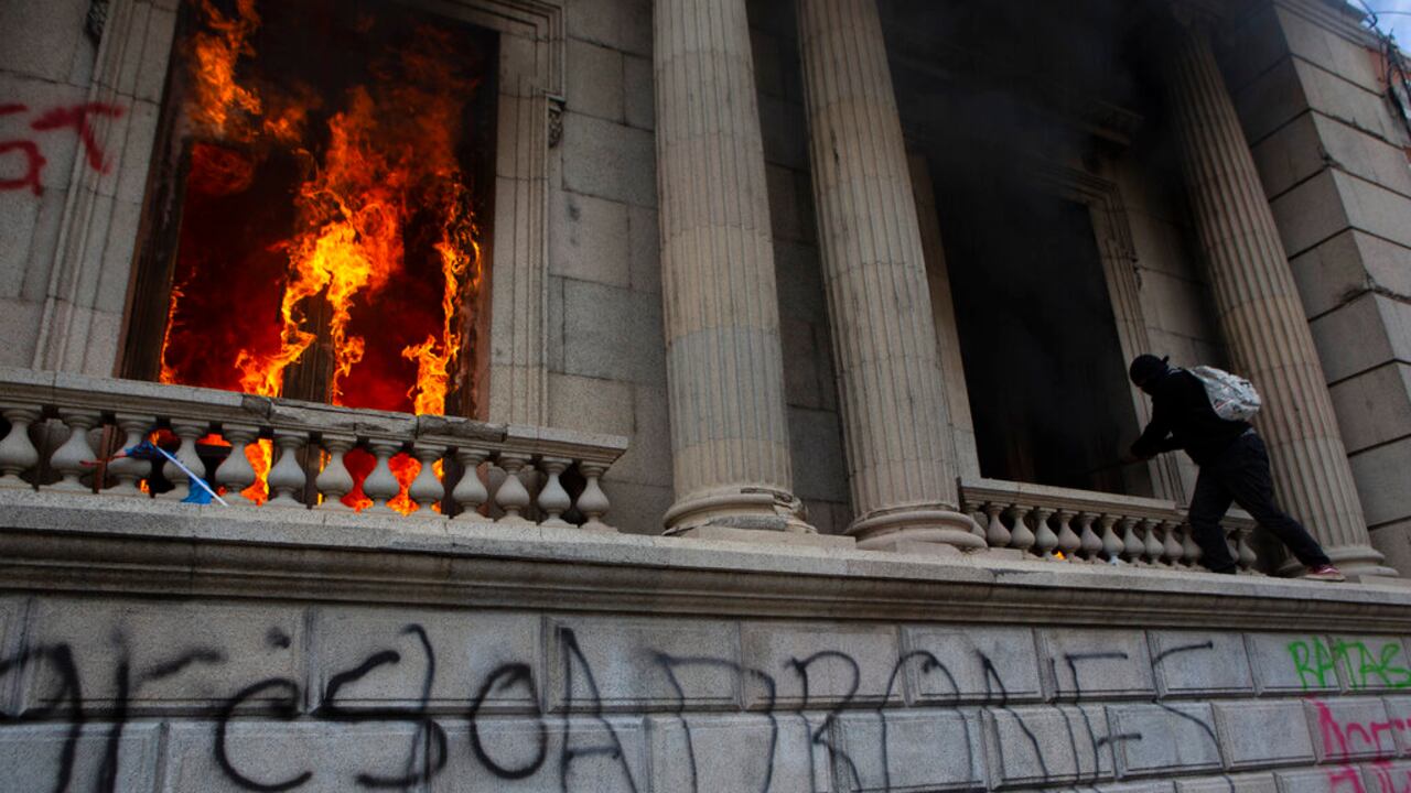 Manifestantes incendian sede del Congreso de Guatemala (AP Photo/Oliver De Ros)
