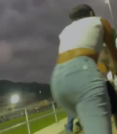 Los civiles y deportistas optaron por evacuar el complejo deportivo al escuchar los rafagazos, como lo muestran los vídeos que circulan en las redes sociales.