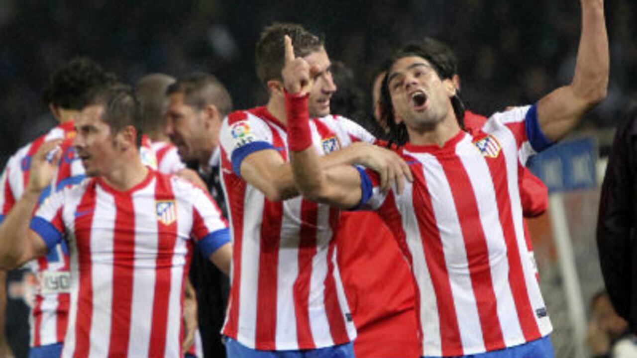 El delantero colombiano del Atlético Madrid, Radamel Falcao (d), celebra su gol ante la Real Sociedad durante el encuentro de primera división disputado en el estadio de Anoeta de San Sebastián.