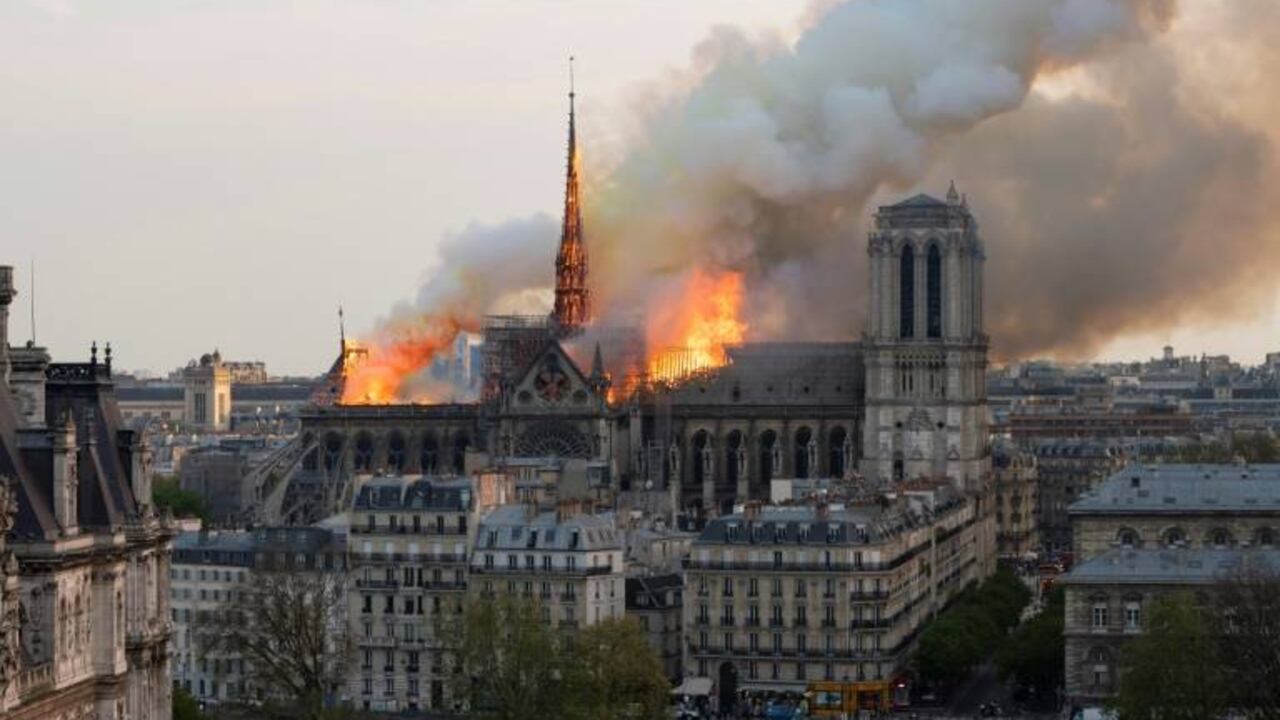 El incendio en la catedral de Notre Dame de París declarado el 15 de abril de 2019. Foto: AFP/Archivos / Fabien Barrau