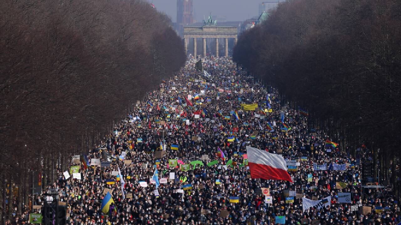 Decenas de miles de personas se reúnen en el parque Tiergarten, en Berlín, para protestar contra la guerra en curso en Ucrania. (Foto de Sean Gallup/Getty Images)