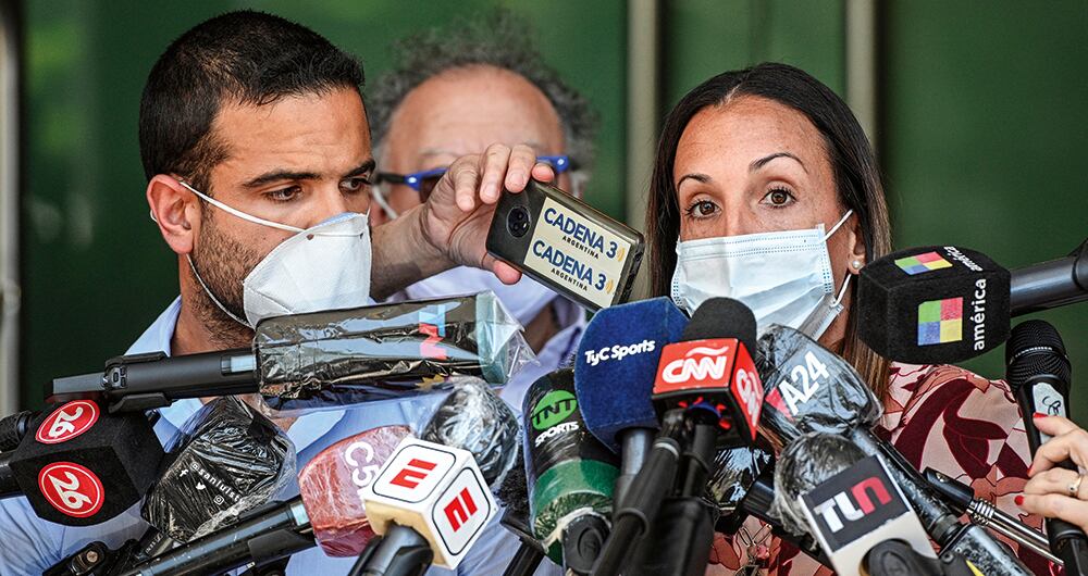 La psiquiatra Agustina Cosachov estaba atendiendo a Maradona por su depresión. Fue quien lo encontró sin señales de vida en su habitación. La Fiscalía allanó su casa y su oficina.