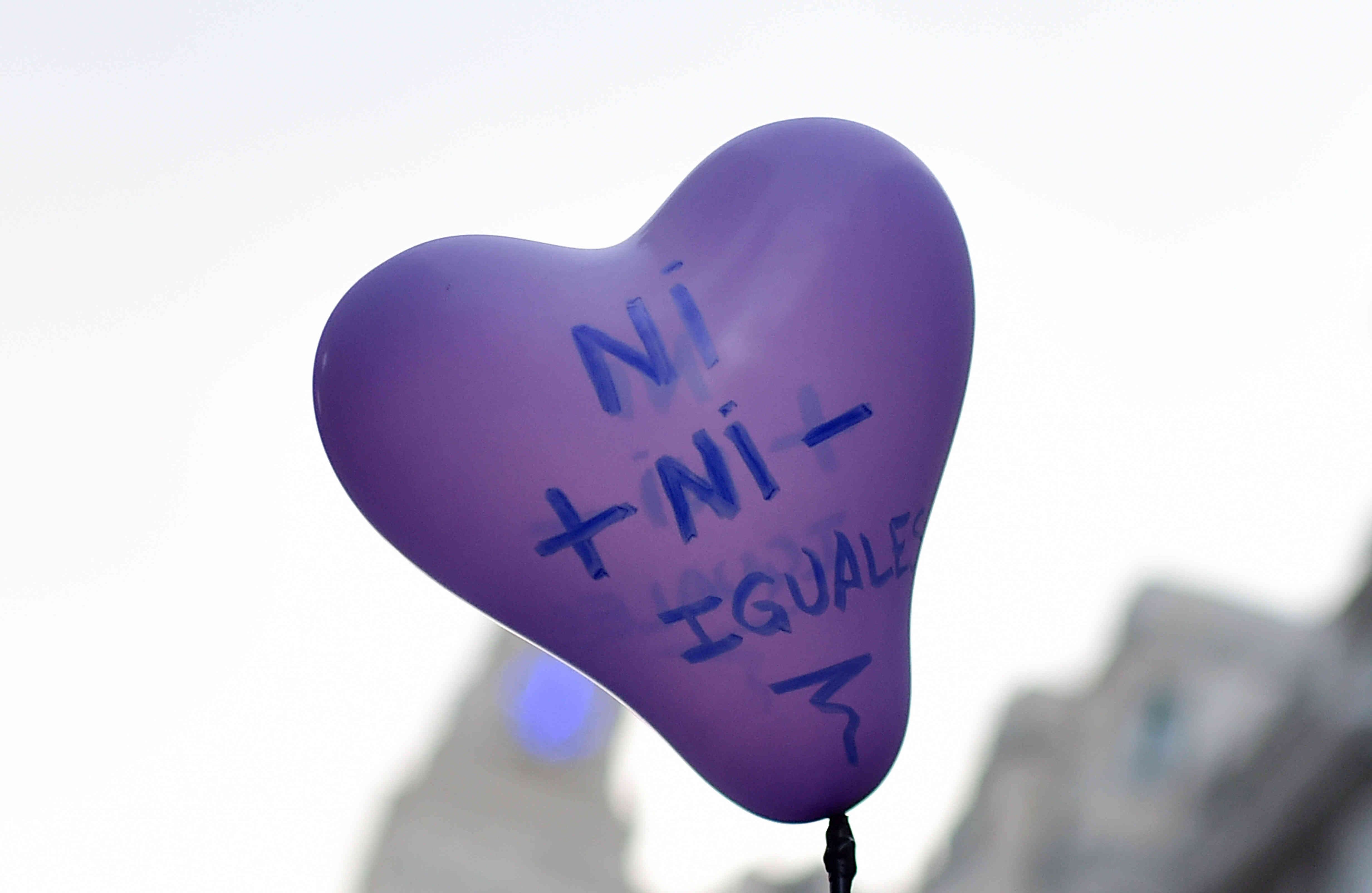 Un globo con la frase "Ni más, ni menos: iguales" vuela durante una movilización de mujeres en Madrid, el 8 de marzo de 2020. (Foto: Óscar del Pozo / AFP)