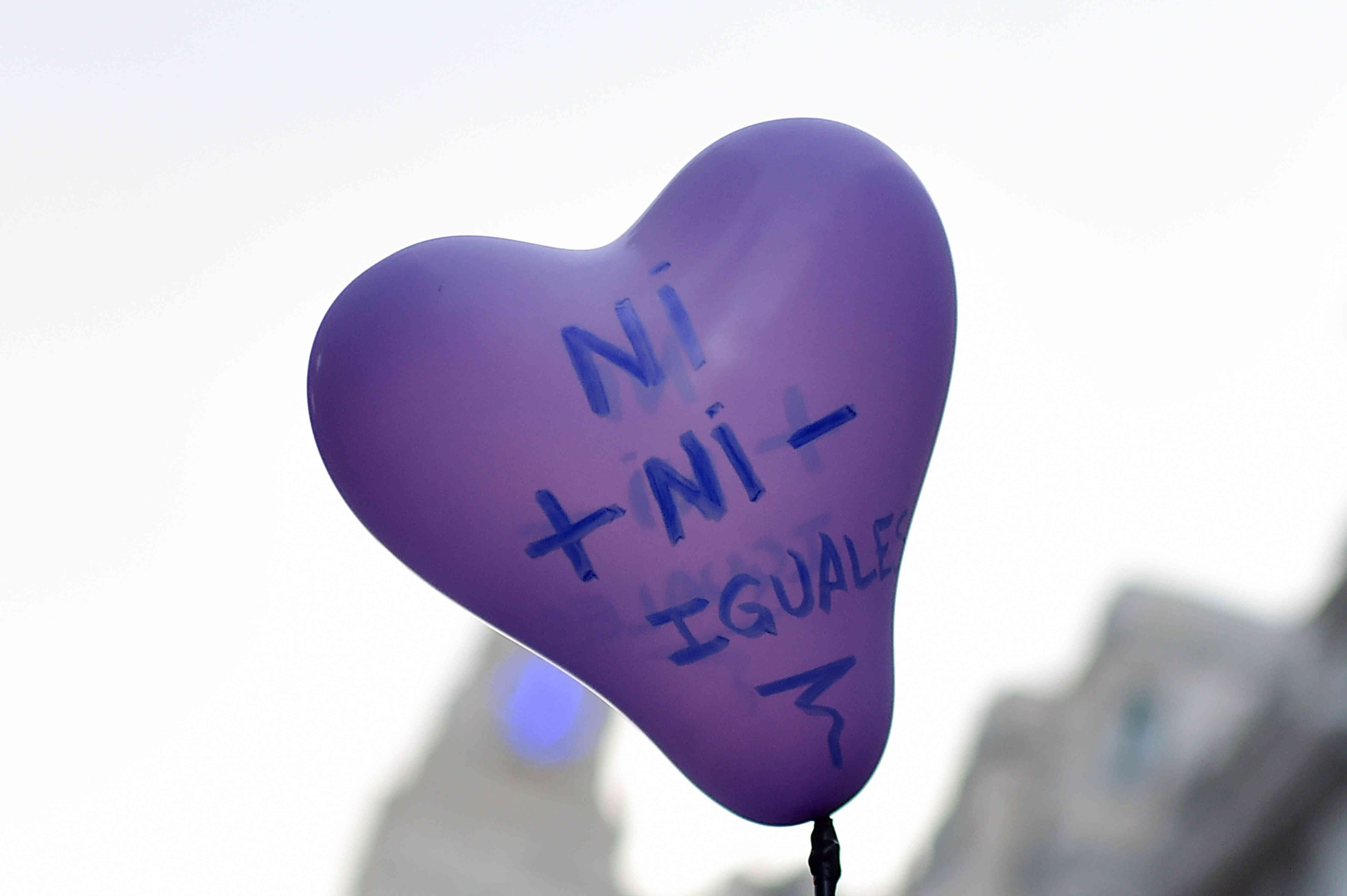 Un globo con la frase "Ni más, ni menos: iguales" vuela durante una movilización de mujeres en Madrid, el 8 de marzo de 2020.