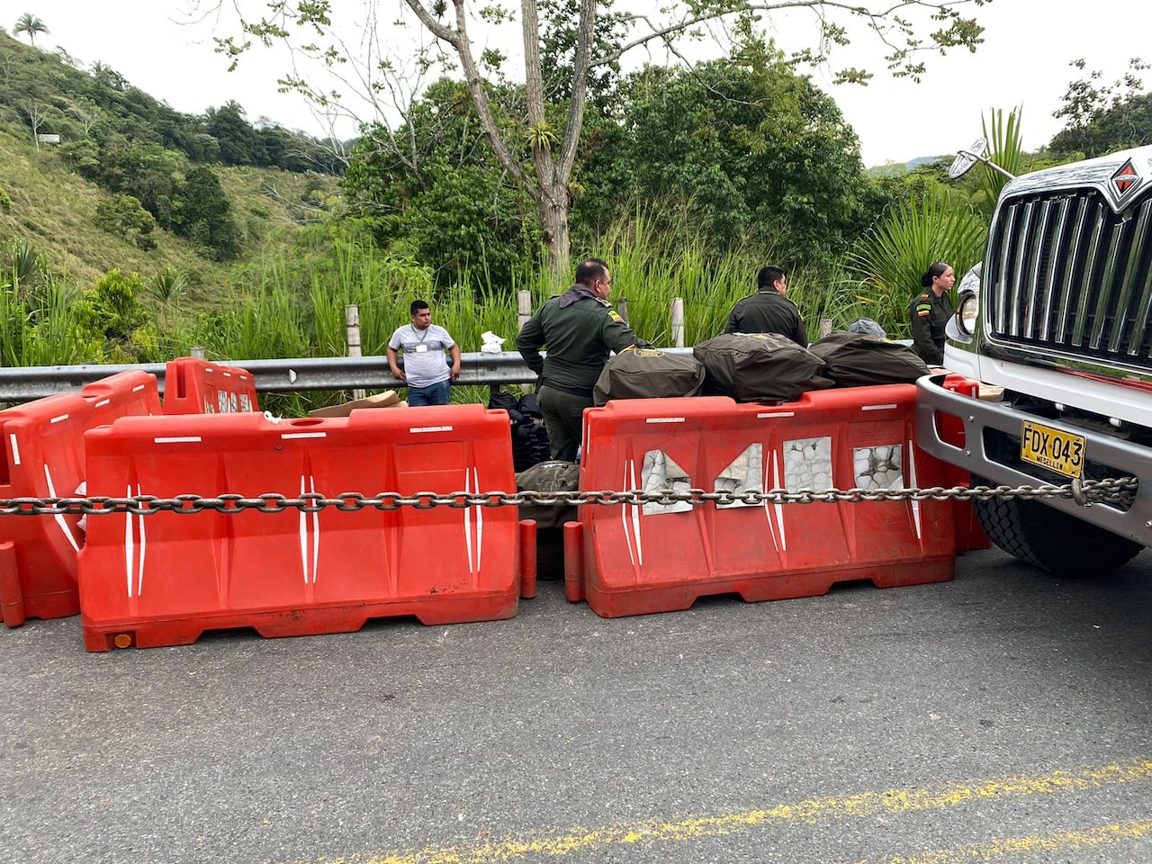 Con el puente se fueron dos vehículos tipo turbo de la Policía, dos tractocamiones y un vehículo particular.