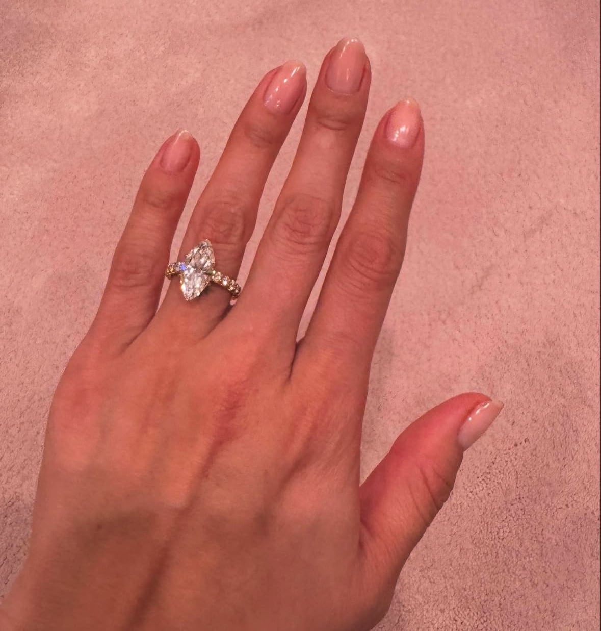 Este es el anillo de compromiso de Selena Gómez.