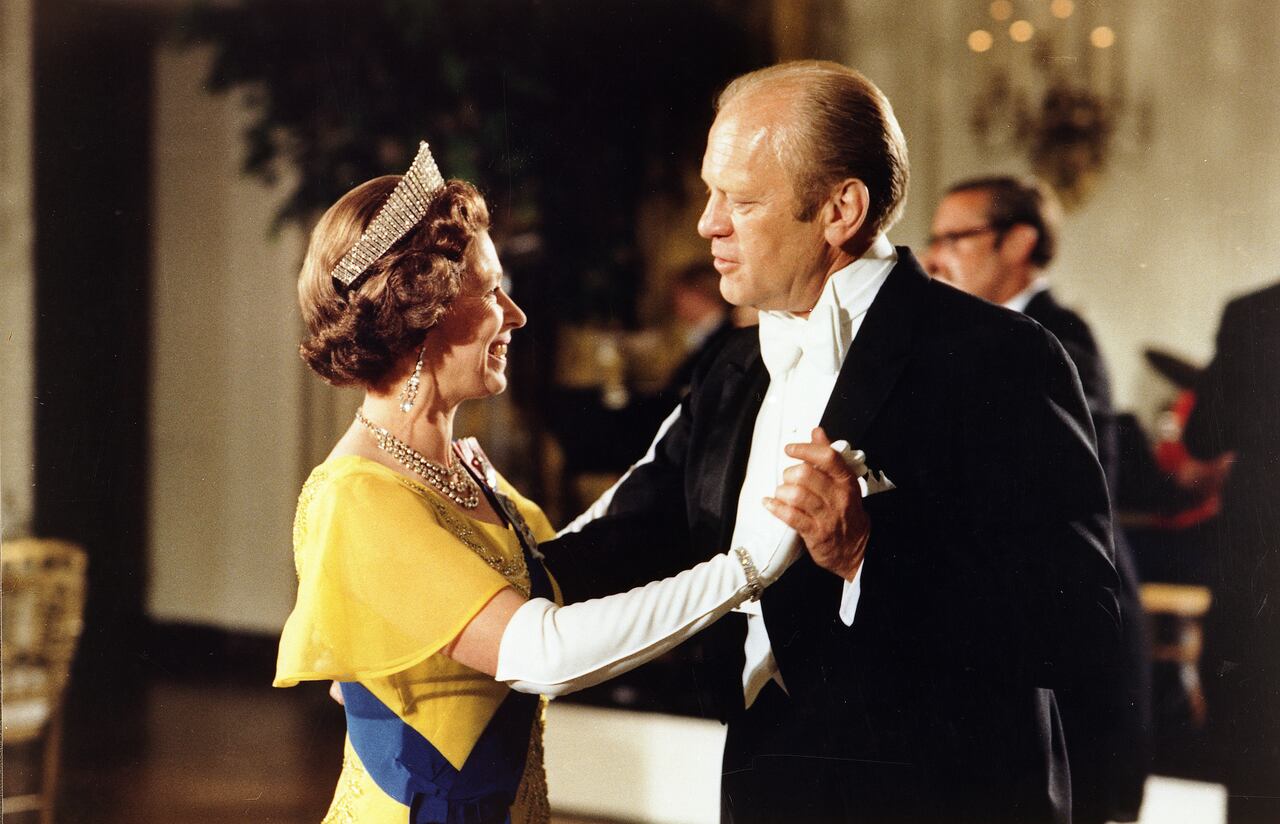 Isabel eligió la tiara Kokoshnik para el baile del Bicentenario en la Casa Blanca en 1976.