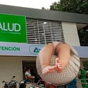 Imagen referencia de un puesto de atención de Coosalud y un bebé.