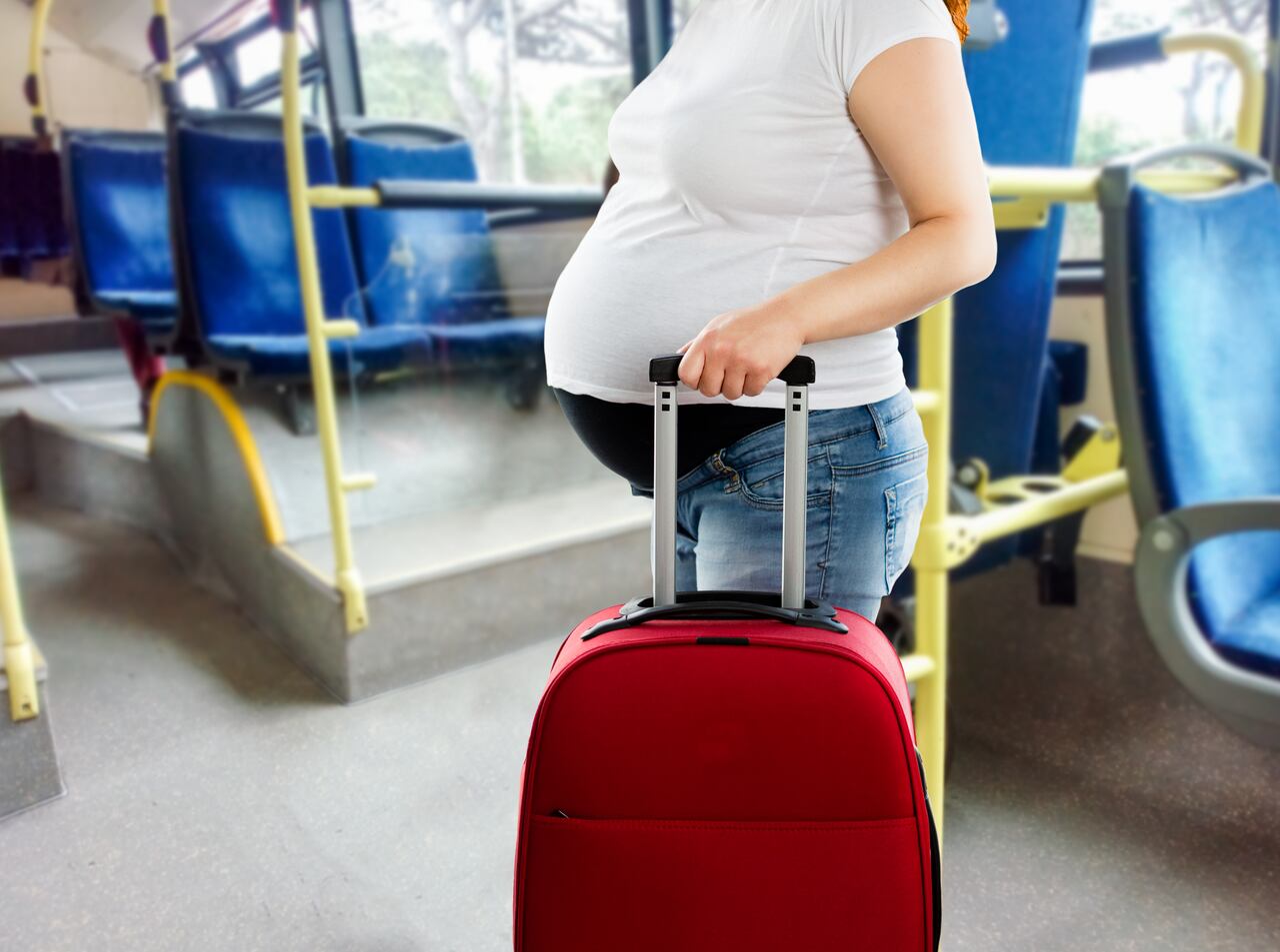 Mujer embarazada en un bus