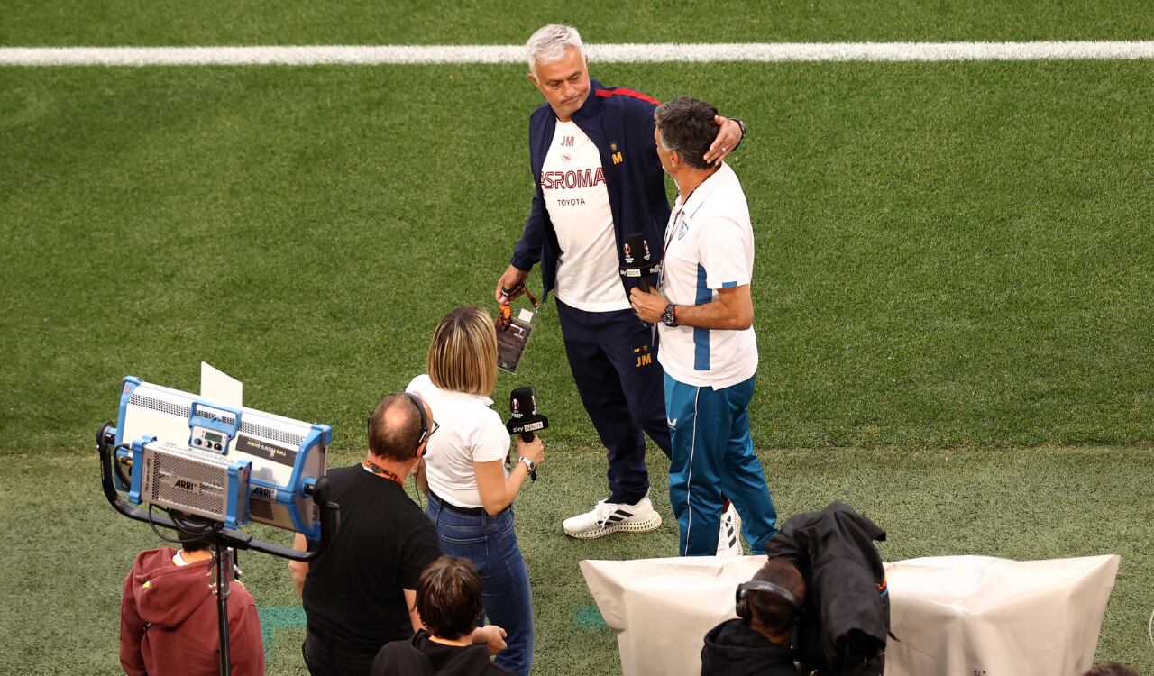 Los dos técnicos en disputa de la gran final de UEL se cruzaron en zona mixta.