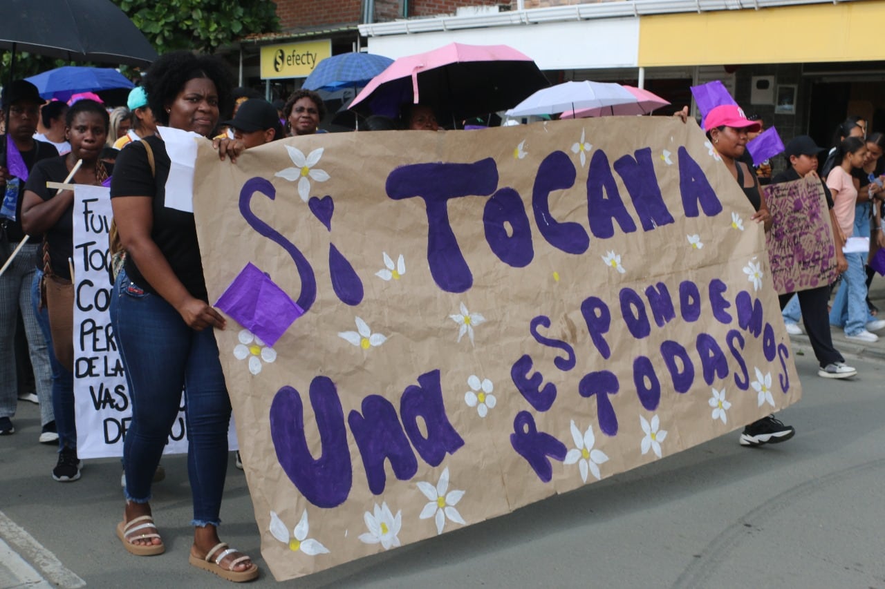 Más de 500 mujeres se movilizaron por las calles de Miranda, Cauca, para denunciar el acoso contra varias jóvenes, así como agresiones contra varias ciudadanas de la zona por parte de sus compañeros sentimentales.