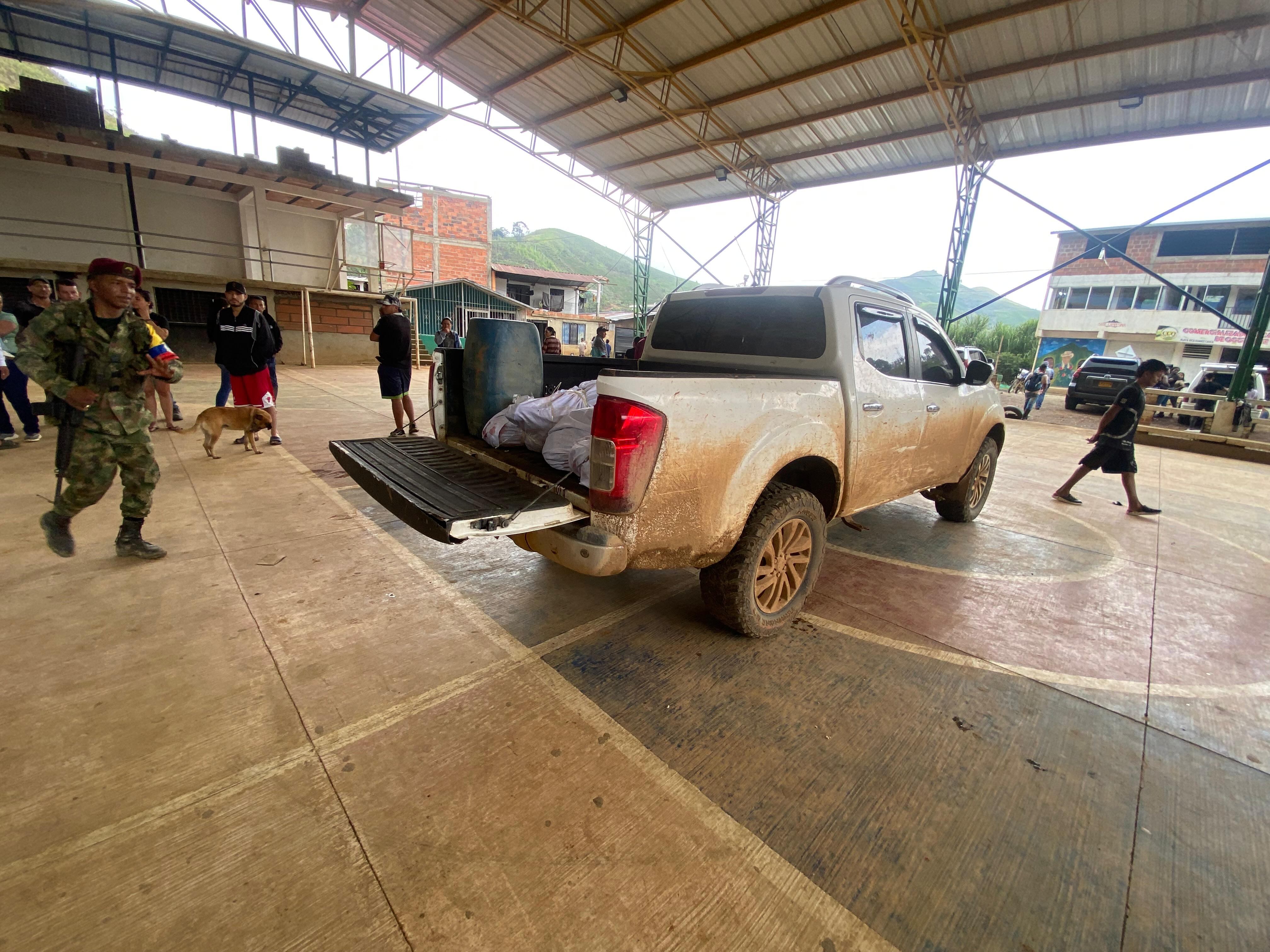 En esta camioneta fueron traidos, por los disidentes de las Farc, los cuerpos de las dos personas que murieron en combate. Uno de ellos es el soldado profesional  Jaime Estiben Penna Castillo, orgánico de la Brigada 29 del Ejército.