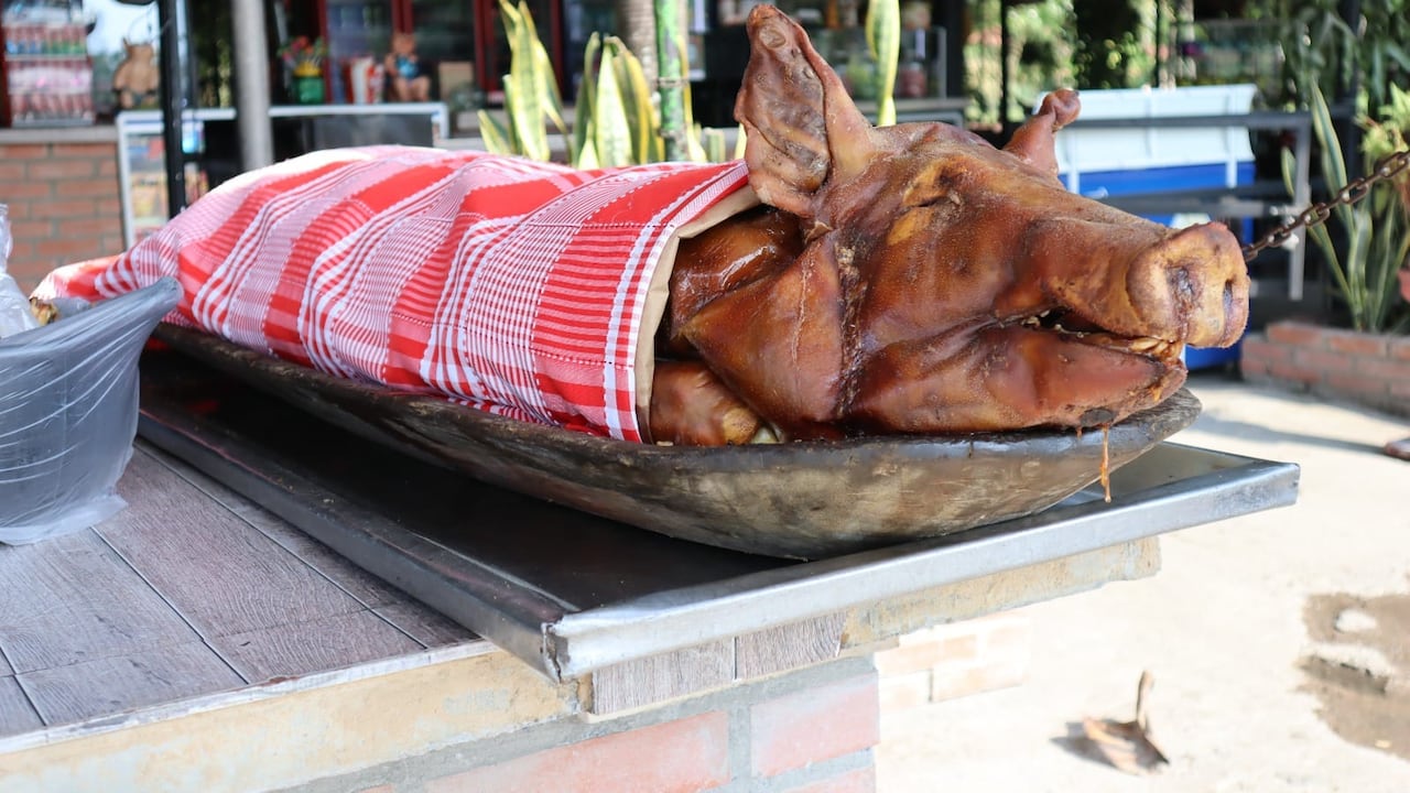 La lechona es reparada con cerdo, arroz, alverjas, especias, entre otros ingredientes.