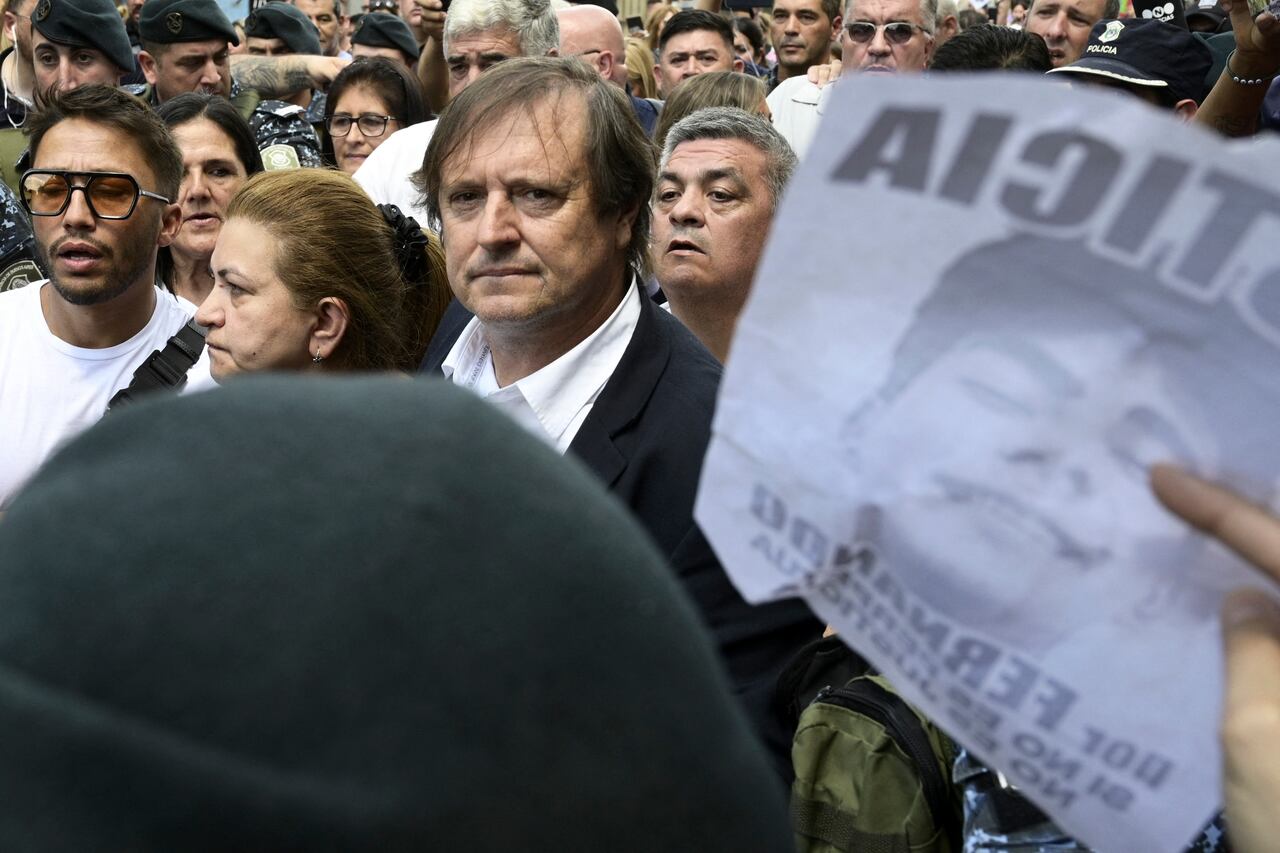 La madre de Fernando Báez Sosa, es acompañada de varias personas tras su salida de la corte donde se adelantó la audiencia de sentencia en Dolores, provincia de Buenos Aires.