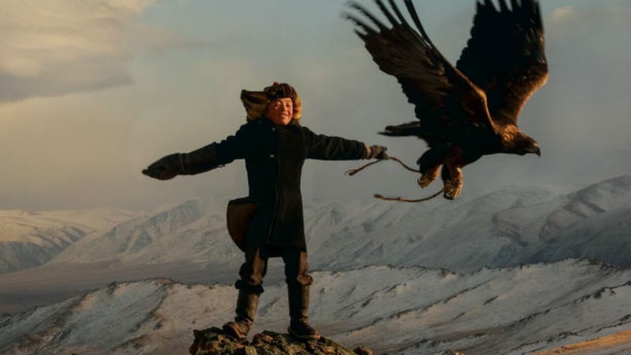 Ashol-Pan podría ser la única niña del mundo que sabe cazar con un águila dorada. Foto: Asher Svidensky / BBC Mundo.