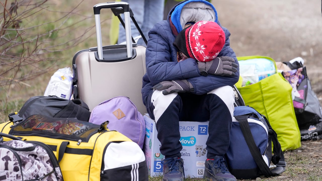 Acnur estima que durante primera semana de invasión de Rusia a Ucrania han salido del país un millón de personas. (AP Photo/Darko Vojinovic)