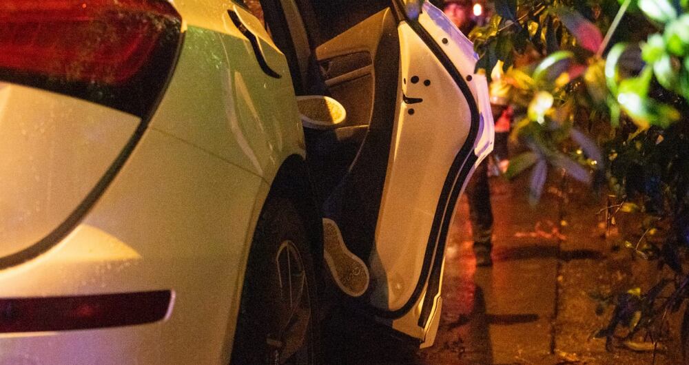 Vehículo atrapado en una inundación en Medellín que dejó dos personas sin vida.